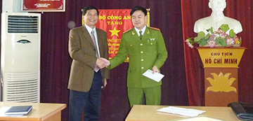 Công an Việt Trì bắt giữ 9000 m2 gạch ốp lát nhập lậu