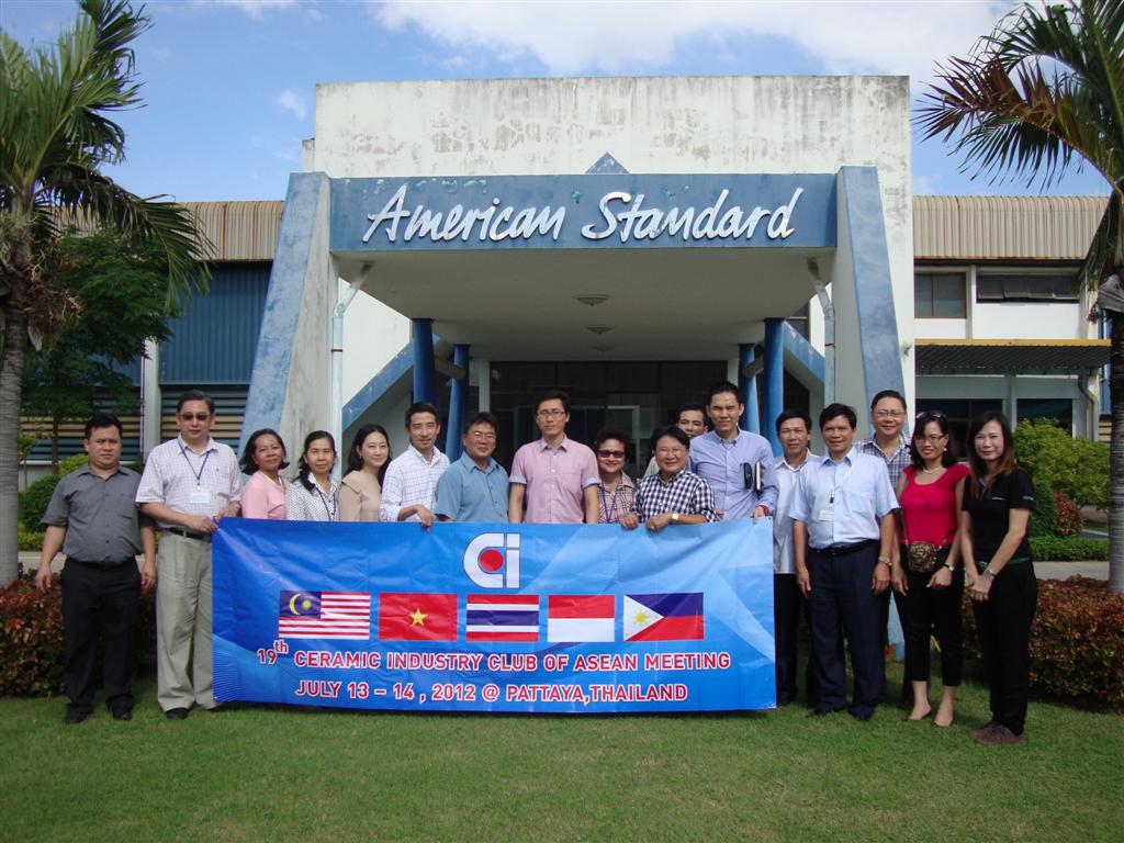 Đại biểu CICA chụp hình kỷ niệm với Ban lãnh đạo Nhà máy sứ American Standard Thái Lan