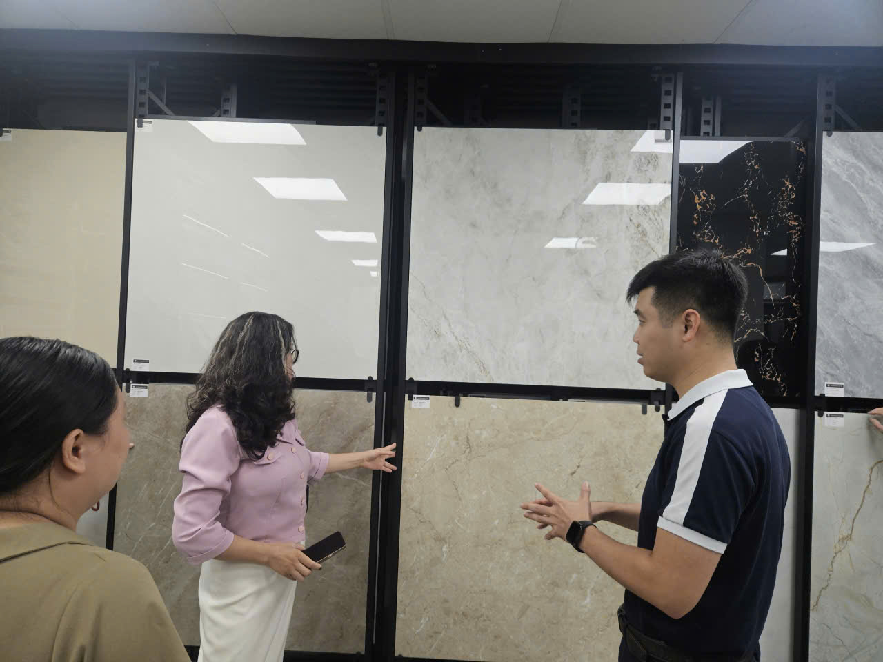 Gạch ốp lát kém chất lượng từ Ấn Độ tràn ngập Giá rẻ kéo sập thị trường